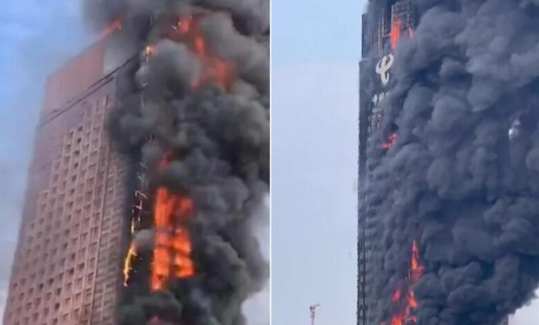 حريق يندلع في ناطحة سحاب في الصين